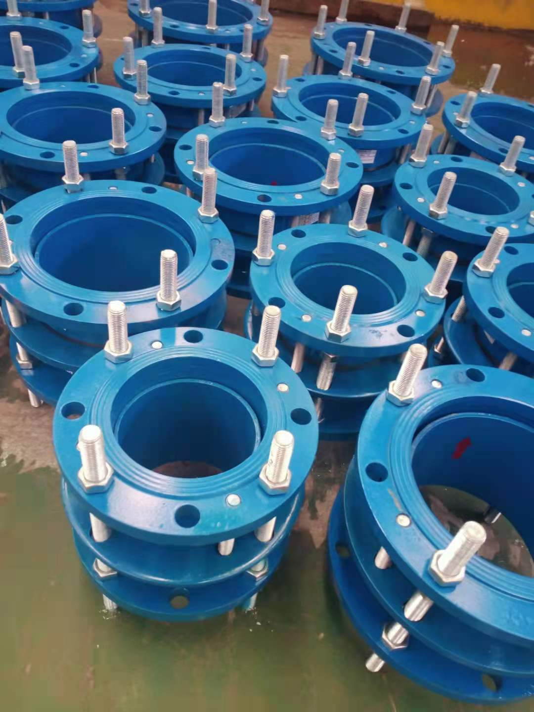 單法蘭伸縮接頭工作原理